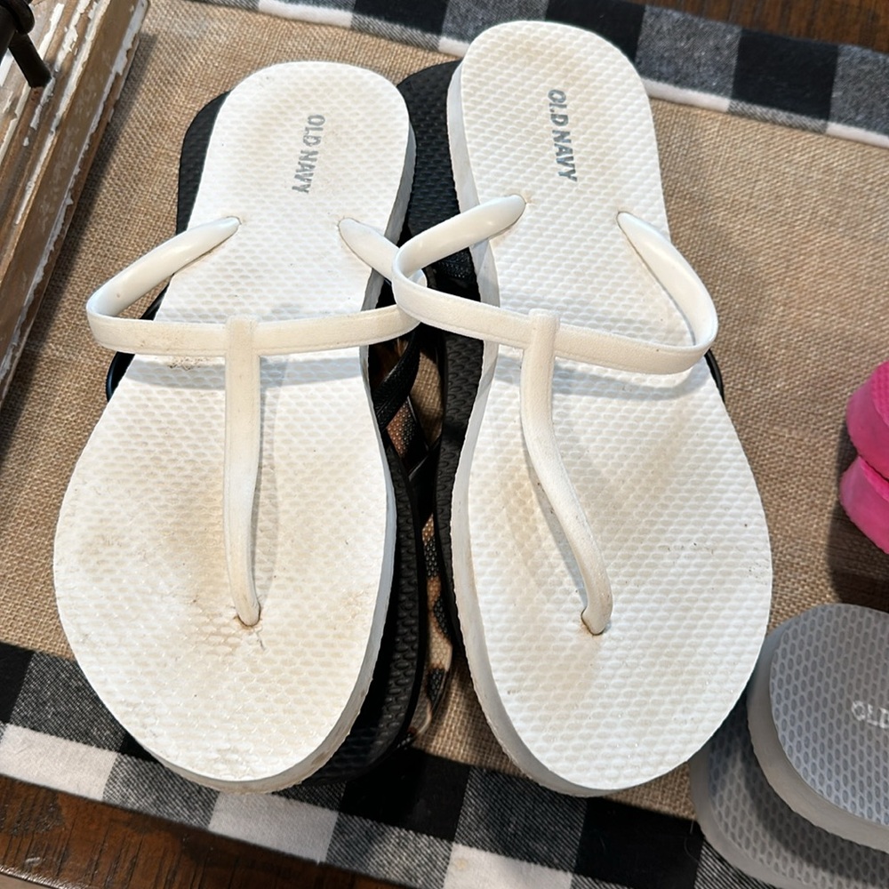 Five pairs of flip flops! - Picture 4 of 6